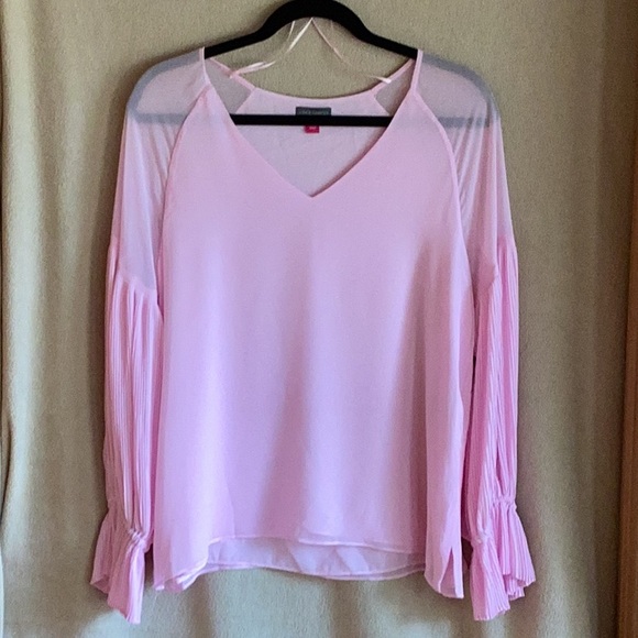 Vince Camuto Flutter sleeve top.  Size M - Picture 1 of 7